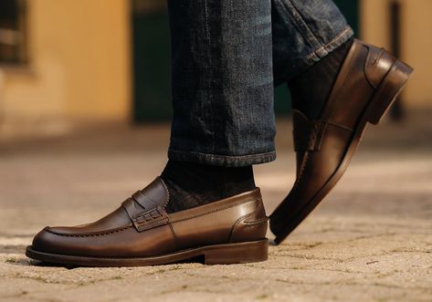 Dark Brown Loafers Outfit Men, Penny Loafers And Jeans, Brown Penny Loafers Men Outfit, Brown Mocassin Outfit, Brown Loafers Men Outfit, Black Loafers Outfit Men, Men Loafers Outfit, Penny Loafers Men Outfit, Loafers Shoes Outfit