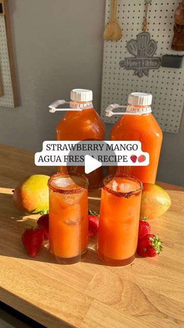 Hibiscus Aqua Fresca, How To Make Strawberry Water, Mango Fresca, Mango Agua Fresca, Creative Drinks, Green Juice Smoothie, Beverage Ideas, Strawberry Water, Mexican Drinks