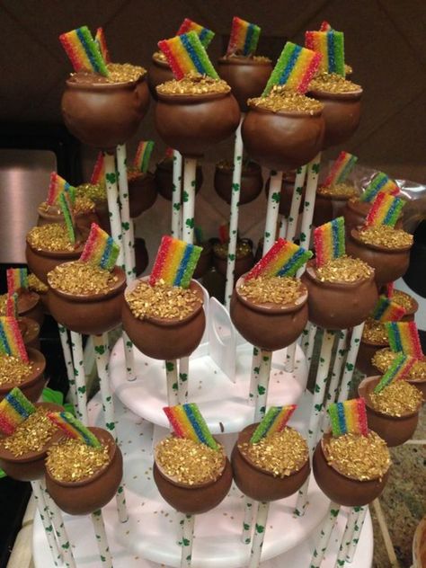 Leprechaun Desserts, St Patricks Desserts, St Patricks Day Treats, Gold Cake Pops, Mint Chocolate Candy, St Patricks Food, St Patrick Day Snacks, Sant Patrick, St Patricks Day Cakes