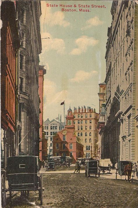 The Old State House is a historic building in Boston, Massachusetts, at intersection of Washington & State Streets. Built in 1713, it was the seat of the Massachusetts General Court until 1798 & is one of the oldest public buildings in the United States. One of the landmarks on Boston's Freedom Trail, it is oldest surviving public building in Boston, & now serves as a history museum. Divided Back Era postcard mailed in 1911. Lawrence Massachusetts, Boston Architecture, Boston Aesthetic, Freedom Trail Boston, Provincetown Massachusetts, Boston History, Springfield Massachusetts, Massachusetts Map, Boston Museums