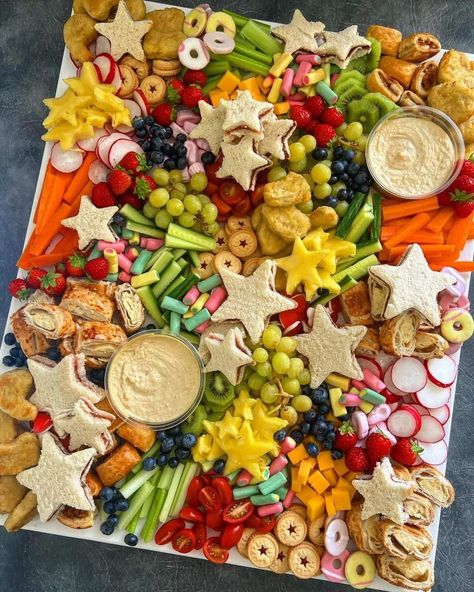 Kreative Snacks, Food Platter, Birthday Snacks, Toddler Birthday Party, Toddler Parties, Charcuterie Inspiration, Easter Decorations Diy, Picnic Birthday, Party Food Platters