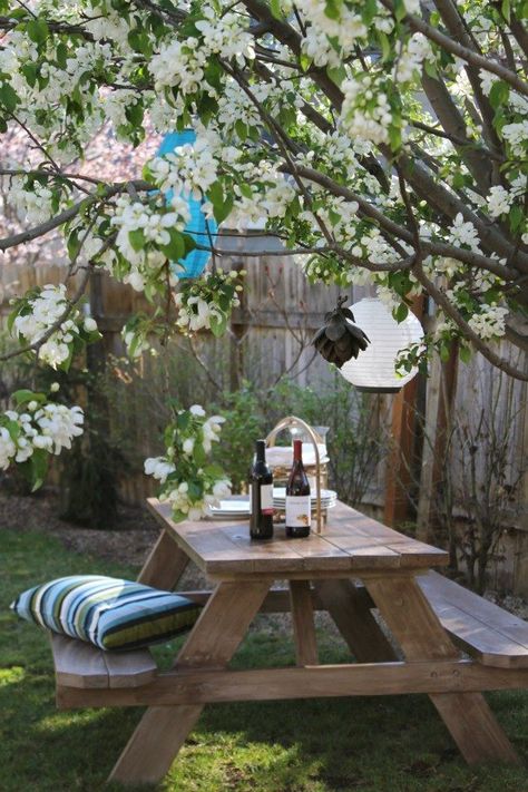 "My mother in law gave me this table for my last birthday." Look at the gorgeous makeover! #diyprojects #diyideas #diyinspiration #diycrafts #diytutorial Picnic Table Makeover, Outdoor Furniture Makeover, Painted Outdoor Furniture, Wicker House, Spray Paint Furniture, Weathered Wood Finish, City Farmhouse, Backyard Picnic, Picnic Tables