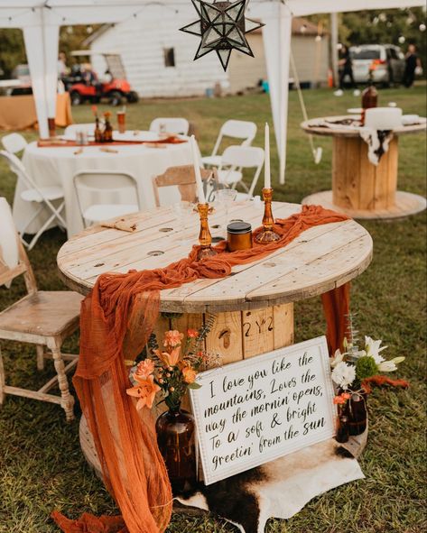 Western Backyard Wedding Ideas, Small Backyard Country Wedding, Western Rustic Boho Wedding, Fall Western Wedding Reception, Fall Western Wedding Decor, Copper Western Wedding, Western Halloween Wedding, Western Wedding Altar, Cow Hide Rug Wedding Aisle