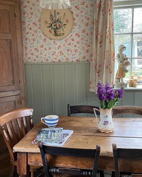 What a perfect vintage dining nook to start the day♥️🌷Source: Pinterest ••• #vintageinteriors #vintagehome #diningroomdecor #vintagewallpaper #cottagecoreaesthetic #cottagecoreinterior #cottagecoredecor #farmhouse #vintagefarmhousestyle #vintagefarmhouse #vintagediningroom Decoration Ideas Kitchen, Kitchen Decoration Ideas, Country Cottage Living, Kitchen Remodeling Ideas, Whimsical Kitchen, Cottagecore Home, Kitchen Makeovers, Whimsical Home, Old Cottage