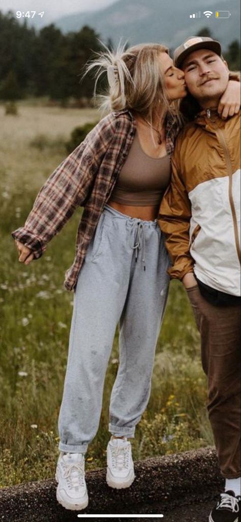 Comfy Cabin Outfits, Cute Outdoor Outfit Winter, Cute Casual Outdoor Outfits, Comfy Outdoor Outfits, Boho Outdoorsy Outfits, Retro Country Aesthetic Outfits, Cozy Fall Outfits Granola, Cute Comfy Bonfire Outfits, Hiker Chic Outfits