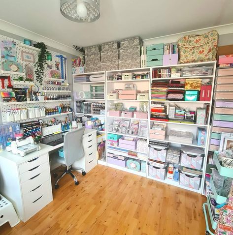 Craftroom Ideas Work Spaces, Art And Craft Room, Scrapbook Rooms, Scrapbooking Room, Paint Room, Craft Room Ideas, Crafting Room, Crafting Corner, Sewing Room Design