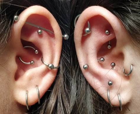 Surface Tragus Piercing, Cool Piercing, Ušný Piercing, Surface Tragus, Anti Tragus Piercing, Anti Tragus, Piercing Inspo, Cool Ear Piercings, Pretty Ear Piercings