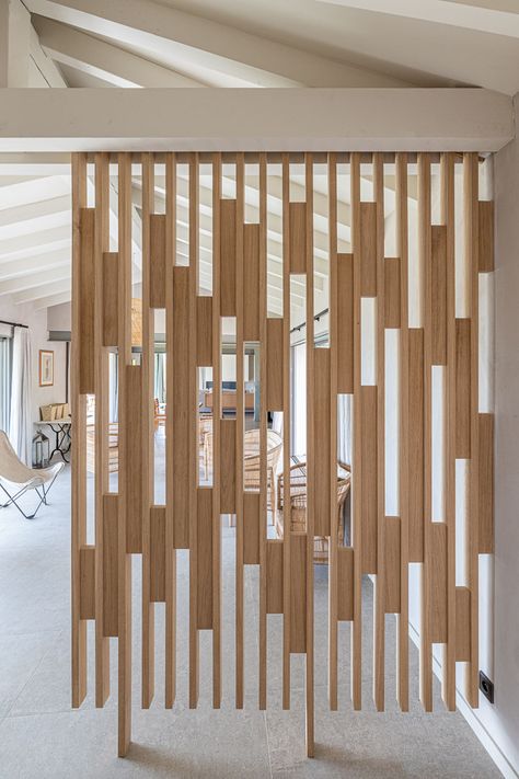 Luxury Room Divider Ideas, Office Wall Slats, Wooden Wall Separator, Wooden Slat Wall Divider, Wood Screen Design, Wall Devider Idea, Hanging Room Dividers Partition Ideas, Office Divider Ideas Open Spaces, Wall Divider Ideas Room Partitions