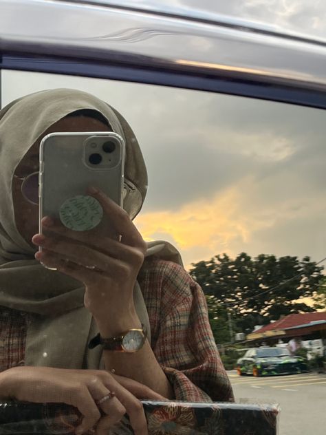 Mirror Iphone Selfie Hijab, Miror Hijab Selfi Iphone, Hijab Fashion Inspiration Instagram, Ab Food, Iphone Mirror Selfie, Iphone Selfie, Beautiful Iphone Case, Hand Phone, Malaysia Airlines