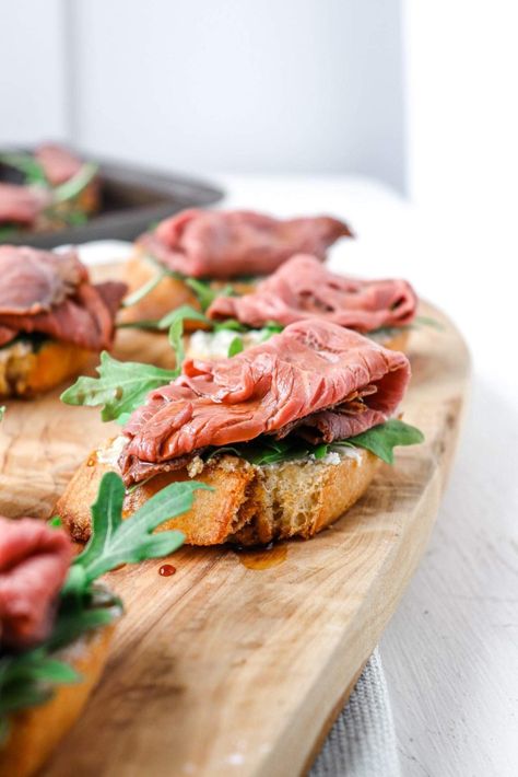 Roast Beef Appetizers, Beef Appetizers, Bread Roast, Grill Sandwich, Crostini Appetizers, Crostini Recipes, Boursin Cheese, Red Food, Healthy Appetizers