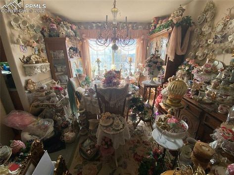 About A 1/2 Step From A Hoarder's 2 Part Episode Hoarder Room Aesthetic, Hoarding Aesthetic, Hoarder Aesthetic, Loretta Core, Feminine Punk, Kittys Room Backrooms, Kitty Room Backroom, Hoarder House, Weird Decor