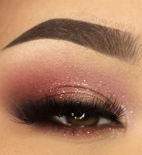 20. Beautiful soft smoked look Add a sparkly to your look with eye makeup like this! Here we have soft smoked Look for Christmas... Maroon Makeup, Burgundy Makeup Look, Quinceanera Makeup, Party Eye Makeup, Burgundy Makeup, Evening Eye Makeup, Pink Eyeshadow Look, Eye Makeup Images, Gold Makeup Looks