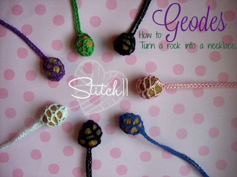 Geodes - How to Turn a Rock Into a Necklace Stone Wrapping Tutorial, Crochet Stone, Geode Necklace, Rock Necklace, All Free Crochet, Necklace Tutorial, Necklace Patterns, Stone Wrapping, Pouch Pattern