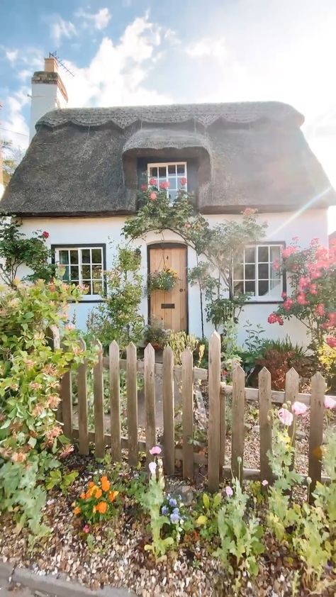 White Cottage Exterior, Story Book House, New England Cottage, British Cottage, English Houses, Cottage Exteriors, Small Cottages, Big Garden, British Countryside