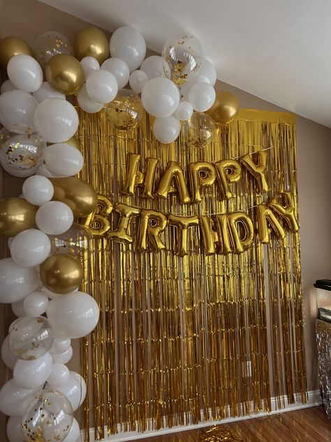 18th Birthday Gold Theme, 22nd Golden Birthday Ideas, 50th Birthday Decorations At Home, Birthday Decorations Gold And White, 20th Birthday Backdrop Ideas, Cream And Gold Party Decorations, Diy Home Birthday Decor, Birthday Gold Decorations, Gold Bday Decorations