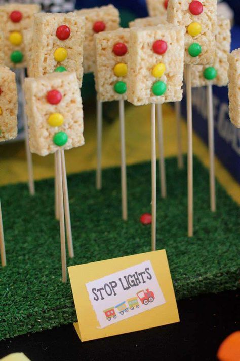 Stop light Rice Krispie treats at a transportation birthday party! See more party ideas at CatchMyParty.com! Cars Birthday Party Food, Compleanno A Tema Hot Wheels, Birthday Party Food Ideas, Transportation Birthday Party, Hotwheels Birthday Party, Cars Birthday Party, Transportation Party, 2nd Birthday Party For Boys, Festa Hot Wheels