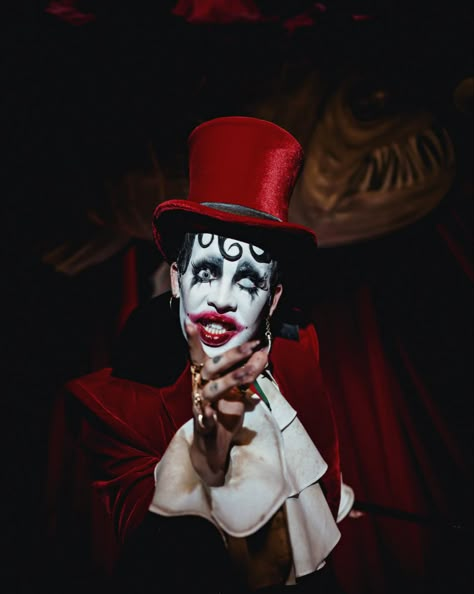 Goth Circus Aesthetic, Dark Carnival Costume, Dark Clown Costume, Ringmaster Aesthetic, Nightmare Freddy Fnaf, Dark Cabaret Aesthetic, Comedian Aesthetic, God Hypnos, Circus Leader