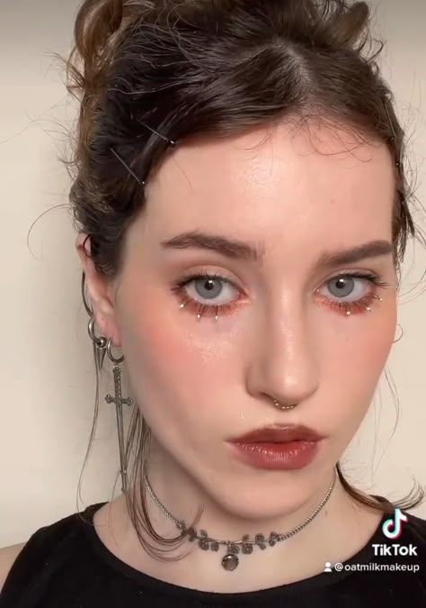 Queer Wedding Makeup, Masc Lesbian Makeup Looks, Hozier Makeup Looks, Medieval Makeup Ideas, Androgynous Makeup Looks, Airy Boyish Makeup, Minimalist Goth Makeup, Masculine Makeup Looks, Queer Make Up