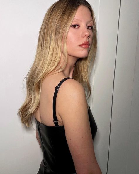 Mia Goth Updates on Twitter: "oh! mia! goth! she can’t stop mothering https://t.co/nksxuG39JT" / Twitter Mia Goth Hair Blonde, Mia Goth, Aesthetic Goth, Goth Hair, Actor James, Goth Makeup, Mia 3, Goth Aesthetic, Hair Inspo Color