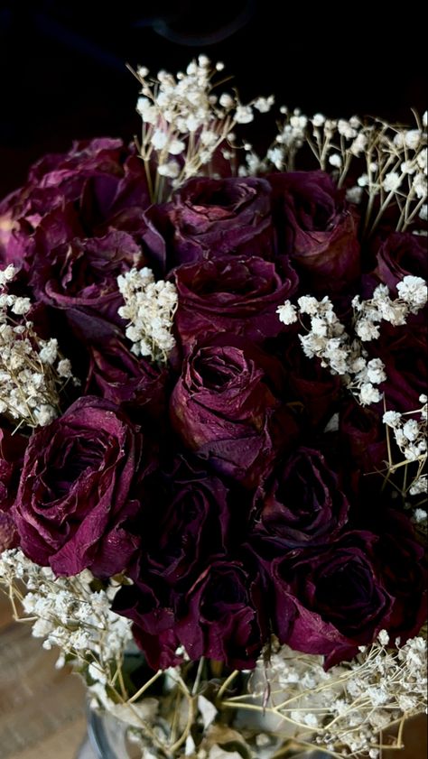 Dried roses, dried flowers, roses, fleurs séchées , roses rouges, rouges, inspiration Dried Roses Bouquet, Dried Roses Aesthetic, Dried Red Roses, Witchy Shoot, Cat Boyfriend, School Reference, Wilted Rose, Wilted Flowers, Old Hollywood Wedding