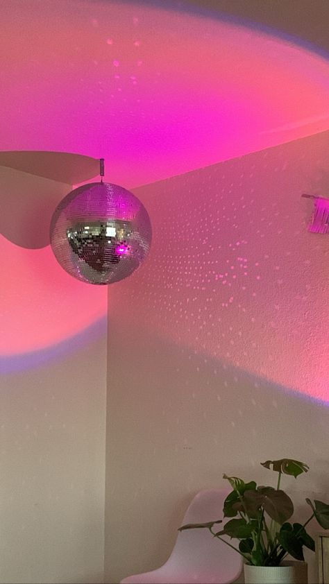 Living Room Disco Ball, Pink Mirrorball, Disco Ball Mirror, Deco Studio, Diy Gift Set, Pinterest Room Decor, Simple Room, Mirror Ball, Dream Apartment