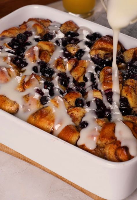 Blueberry Cinnamon Roll Breakfast Bake, Buttermilk Blueberry Breakfast Bake, Blueberry Cinnamon Roll Bake, Xmas Morning Breakfast Ideas, Blueberry Cinnamon Roll Casserole, Blueberry Breakfast Recipes, Cinnamon Roll Breakfast Bake, Blueberry Sweets, Cinnamon Roll Breakfast Casserole