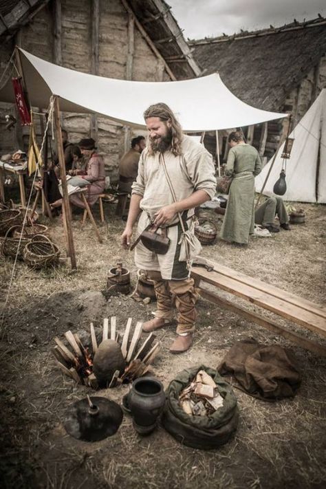 Viking House, Viking Village, Viking Reenactment, Viking Life, Medieval Life, Old Norse, Viking Art, Norse Vikings, Viking Age