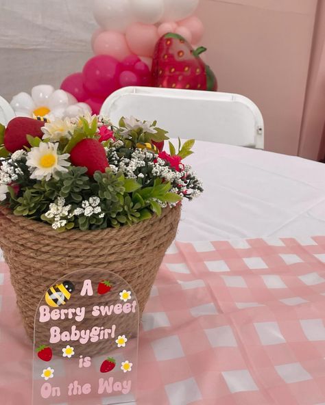 Strawberry || Flowers || Iyla’s 🍓🌼🍓 • Baby Shower’s Berry sweet🌼 thank you so much 🍓 #babyshowerstrawberries #babyshowermargarita #margaritasbaby #babygirl #strawberrydecor #decorationstrawberry #strawberries🍓 #strawberriesdecoration #decoracionfresita #decoracionmargarita #fresasymargaritas Strawberry Themed Flower Arrangement, Berry Sweet Table Decor, Berry Themed Centerpieces, Berry Sweet Baby Shower Theme Treats, Berry Excited Baby Shower Theme, Berry Baby Shower Ideas Decor, Berry Sweet Baby Shower Centerpieces, Berry Sweet Girl Baby Shower Theme, Strawberry Baby Shower Theme Centerpiece