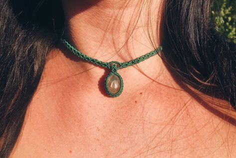 Sofia 🍂 on Instagram: “🌿 Sold 🌿 . Green macrame choker necklace with a yellow stone. ✨ . #macrame #makrame #makramee #micromacrame #macramejewelry…” Diy Macrame Crystal Necklace, Micro Macrame Choker, Macrame Neckless, Macrame Necklace Stone, Macrame Stone Necklace, Macrame Collar, Macrame Choker Necklace, Bead Macrame, Stone Macrame