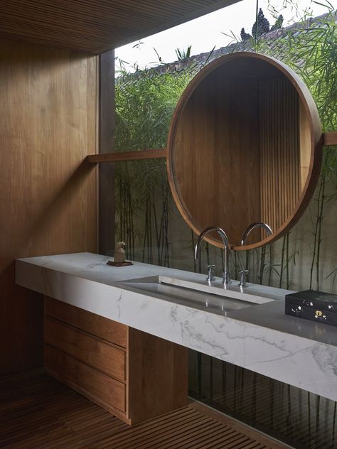 A Balance Of Character And Elegance, Her Is A Warm Space For Creativity And Quiet Contemplation - IGNANT Balinese Interior, Japanese Bathroom, Calming Interiors, Zen Bathroom, Japanese Garden Design, Vernacular Architecture, Wooden Bathroom, Building Techniques, Japanese Interior