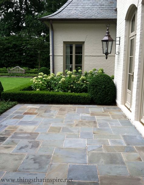 hydrangeas + boxwoods + cut flagstone + painted brick Stone Floor, Outdoor Dining Room, Patio Tiles, Budget Patio, Patio Flooring, Front Patio, Have Inspiration, Small Backyard Patio, Paver Patio