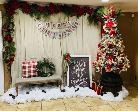 Christmas Photo Area Ideas, Pictures With Santa Set Up, Christmas Photo Corner, Christmas Garland Photo Backdrop, Christmas Photobooth Idea, Santa Photo Booth, Santa Photo Backdrop Ideas Diy, Christmas Back Drop Ideas Pictures, Holiday Backdrop Ideas