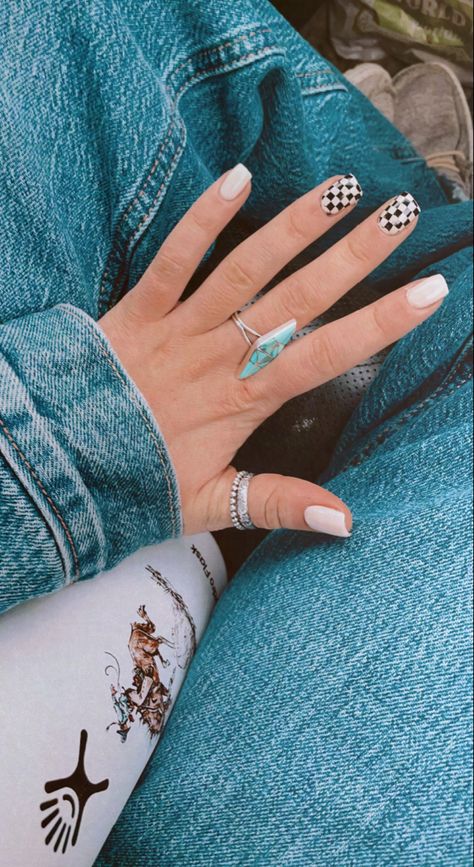 Neutral Aztec Nails, White Nails With Western Design, Church Camp Nail Ideas, Nails 2023 Trends Western, Light Pink Western Nails, Punchy Nails Acrylic, Nail Ideas Western Simple, Nails For Morgan Wallen Concert, Simplistic Nail Ideas