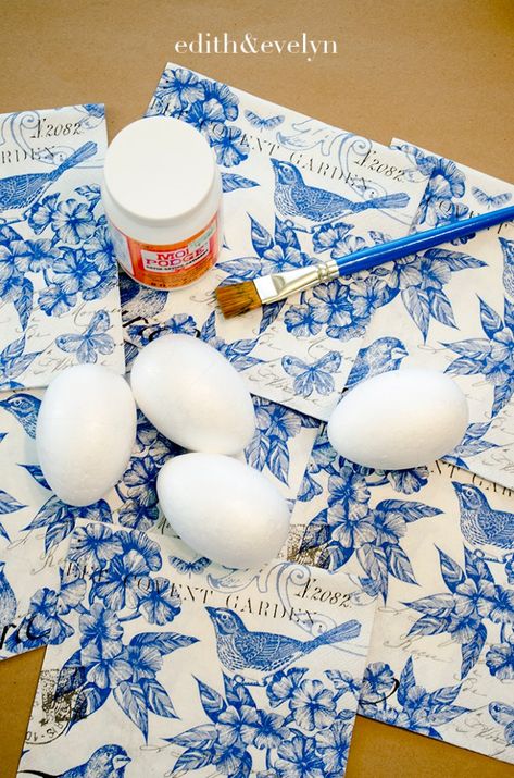 How to Create French Style Easter Eggs with Decoupage Easter Egg Projects, Spring Easter Crafts, Easter Egg Crafts, Easter Eggs Diy, Easter Inspiration, Easter Projects, Easter Decorations Vintage, Egg Crafts, Easter Decorations Kids