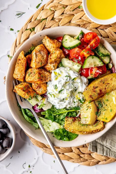 LOADED GREEK CHICKEN TZATZIKI BOWL Lean Healthy Dinners, Greek Tzatziki Bowl, Clean Low Calorie Recipes, Meal Prep Healthy Dinner, Healthy Greek Chicken Bowls, Greek Chicken Bowls With Tzatziki, Food Ideas Low Calorie, Healthy Greek Food, Chicken Tzatziki Bowl