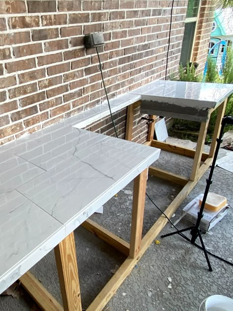 Diy Kitchen Outdoor On A Budget, Diy Cement Countertops Outdoor, Concrete Countertops Patio Outdoor Bars, Home Made Outdoor Kitchen, Outdoor Kitchen Top Ideas, Outdoor Tile Bar Top, Outdoor Kitchen Plans Diy, Outdoor Kitchen Tiles Ideas, Outdoor Kitchen Farmhouse Style