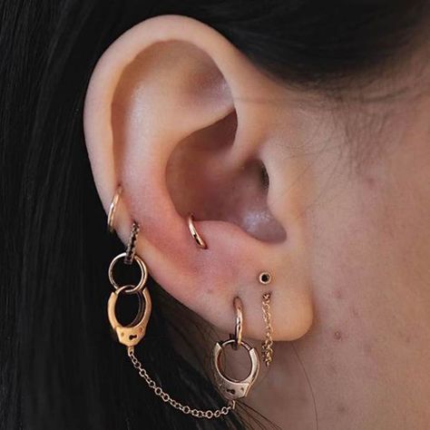 Anti Tragus Piercing, Piercing Conch, Septum Piercings, Cool Ear Piercings, Piercing Tragus, Cool Piercings, Cute Ear Piercings, Cute Piercings, Tragus Piercings