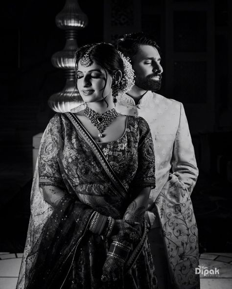 Poses For Couples Photoshoot Wedding, Wedding Pose Indian, Couple Poses On Wedding, Couple Shoot Poses Indian Wedding, New Cupal Pose, Wedding Portrait Poses Couple Photography, Couple Pic Wedding, Mrg Couple Pose, Bridal Groom Photography Indian