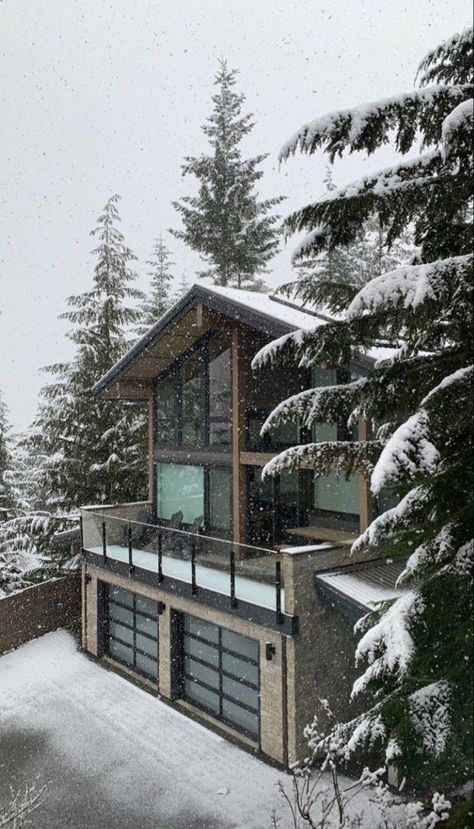 Dilara Core, Winter House Exterior, Winter Houses, Fasad Design, Modernist Architecture, Winter Cabin, Hus Inspiration, Dream House Exterior, Mountain House