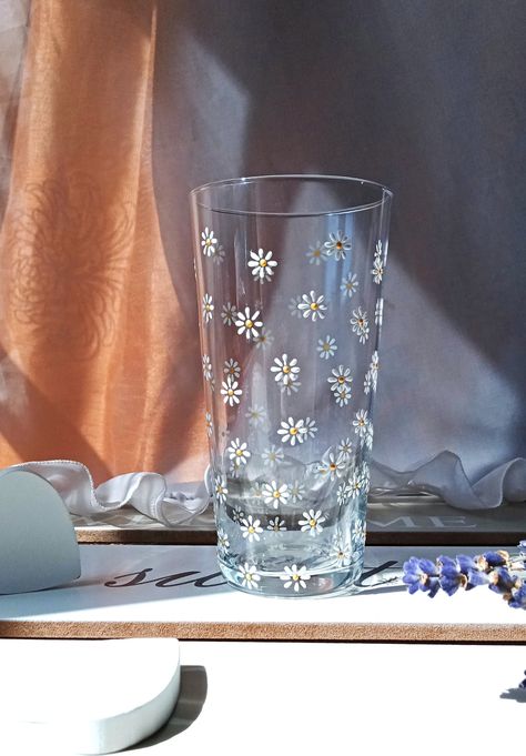 ✿Dear customers, if you want to buy more glasses than indicated in stock, please, do not hesitate to write to me!✿ 🤍 400 ml cute daisy glass will be a nice spring&summer gift to your dear ones.  🤍 Hand-painted tiny daisies made of stained glass contours are scattered all around the glass.  🤍 The bulging flowers on a smooth surface give a very pleasant tactile sensation when using this glass.  🤍 Parameters of the glass: capacity - 400 ml/ 13,5 oz; height - 14,5 cm /  5,7 inches top diameter - Daisy Wine Glass Painting, Daisy Painted Wine Glasses, Flowers On Glass Painted, Drawing On Glass Ideas Easy, Painted Drinking Glasses, Glass Painting Aesthetic, Margarita Glasses Diy, Easy Glass Painting Ideas, Shot Glass Painting