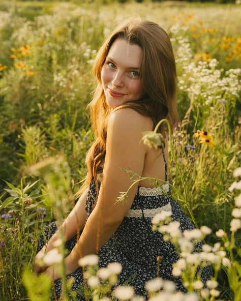 We’re loving these glowy golden hour shots by @kariclairephotography 🌞✨💐 ⠀⠀⠀⠀⠀⠀⠀⠀⠀ If you’re looking for posing inspo before your next senior photoshoot, browse our graduation category on the app! ⠀⠀⠀⠀⠀⠀⠀⠀⠀ key words - senior, senior pictures, class of 2025, 2025 senior, documentary, storytelling, photographer, storytelling photography Wildflower Photoshoot, Senior Photoshoot Poses, Sweet 16 Photos, Senior Photography Poses, Senior Photo Poses, Wildflower Field, Class Of 2025, Key Words, Storytelling Photography