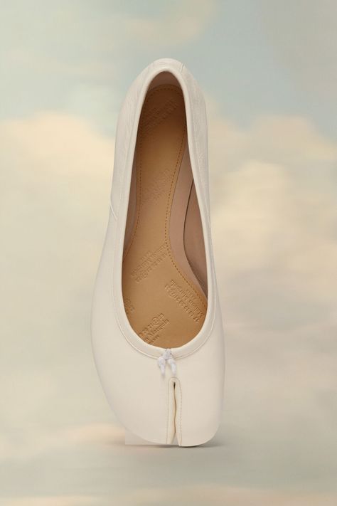 White Ballerina Shoes, Tabi Ballet Flats, Tabi Ballerina, Ballet Flats White, Japanese Socks, Vegetable Leather, Ballerina Shoes, White Flats, Ballerina Flats