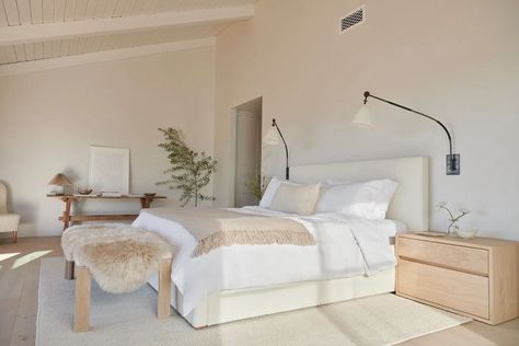 White Cream Bedroom, California Aesthetic Home, Bedroom Relaxing, St David, California Ranch, House Vibes, Condo Interior, Master Bed, Neutral Bedroom