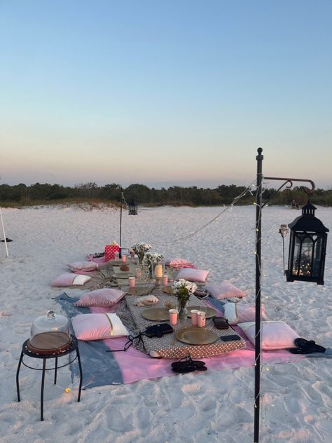 Beach Birthday Breakfast, Lake Picnic Birthday Party, Birthday Picnic In The Beach, Beach Ideas For Birthday, Beach Picnic Bday Party Ideas, Beach Birthday Picnic Ideas, Cute Beach Birthday Set Up, Cute Beach Picnic Ideas, Sunset Beach Birthday Party