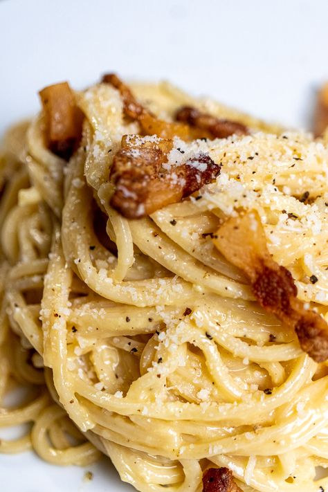 Authentic Spaghetti alla Carbonara Carbonara Recipe Authentic, Italian Carbonara Recipe, Famous Italian Dishes, Authentic Spaghetti, Dishes Around The World, Carbonara Spaghetti, Pasta Carbonara Recipe, Pasta Alla Carbonara, Italian Pasta Dishes