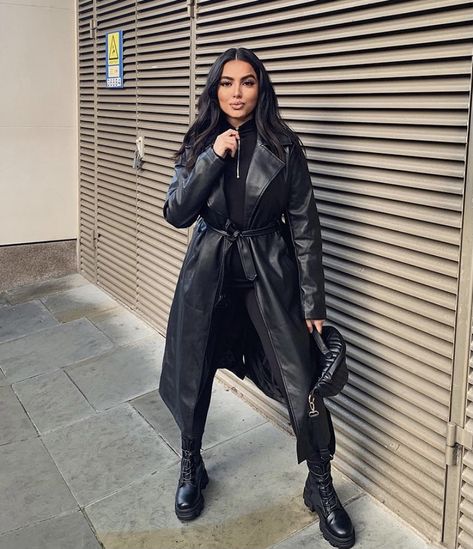 Long Faux Leather Jacket Outfit, Leather Black Trench Coat Outfit, Outfit Trench Cuir Noir, Long Leather Trench Coat Outfit, Trench Cuir Outfit, Long Leather Coat Outfit, Black Leather Trench Coat Outfit, Long Leather Jacket Outfit, Faux Leather Jacket Outfit