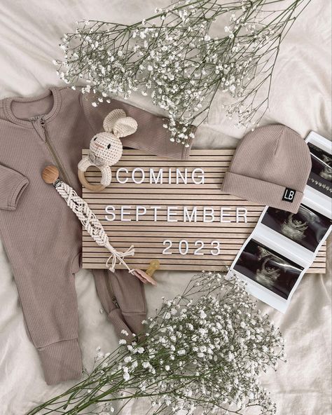 Foto Gender Reveal, First Pregnancy Announcements, Simple Pregnancy Announcement, Pregnancy Announcement Pictures, Pregnancy Announcement Photoshoot, Baby Bump Pictures, Baby Announcement Photoshoot, Cute Pregnancy Pictures