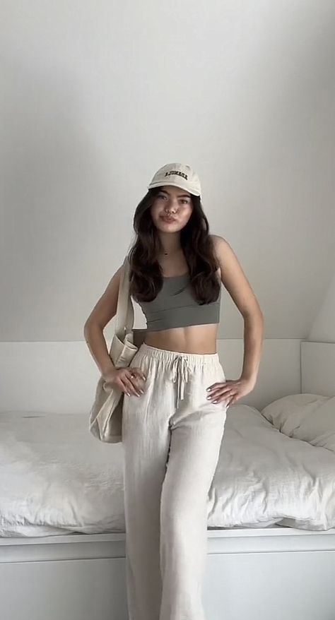 Aesthetic Summer College Outfits, How To Style Beige Linen Pants, Uni Fit Inspo Summer, Beige Linen Pants Outfit Summer Casual, Beige Linen Trousers Outfit, Beige Linen Pants Outfit, Linen Trousers Outfit, Beige Linen Pants, Linen Pants Outfit