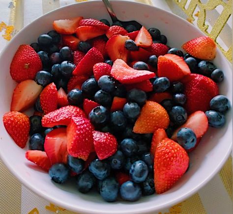 fresh berries plated in bowl for parties and events Bowl Of Berries, Blueberry Bowl, Party Bowls, Berry Fruit, Berry Bowl, Fresh Berries, Fruit Bowl, Kitchen Counter, Serving Dishes