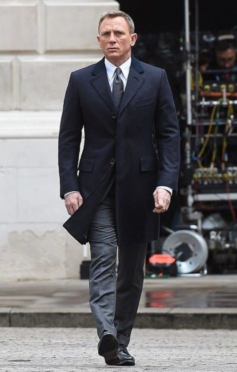 Daniel Craig sporting a navy blue overcoat. It would go well with a bespoke mohair made to measure suit to be worn underneath. Daniel Craig Suit, Daniel Craig Style, Bond Suits, Bond Style, James Bond Style, Daniel Craig James Bond, Man In A Suit, Mens Fashion Wedding, Outfit Chic